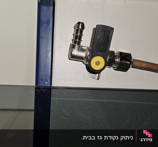 ברז גז זוויתי מותקן ומחובר לצינור נחושת